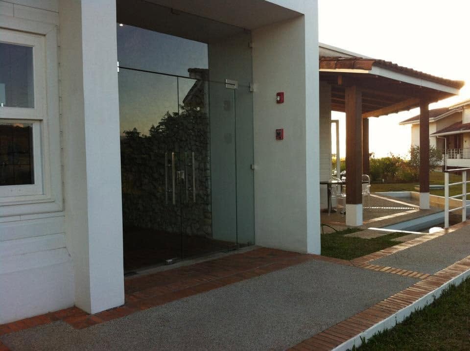 Puerta de vidrio templado en entrada