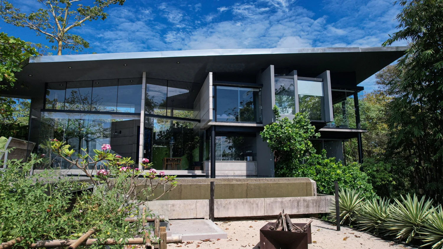 Fachada exterior con vidrios y aluminio
